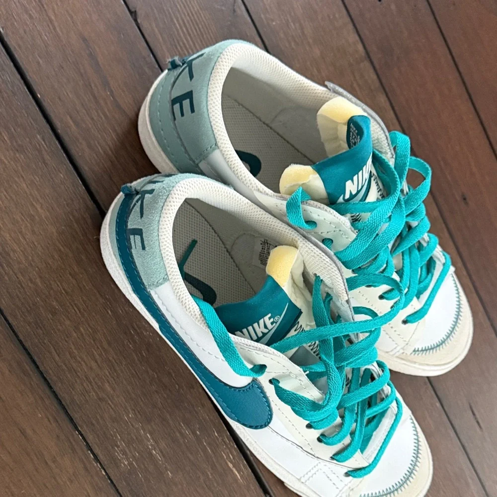 Nike Women’s Blazer Low ’77 Jumbo White Teal Green Leather Sneakers Size 11